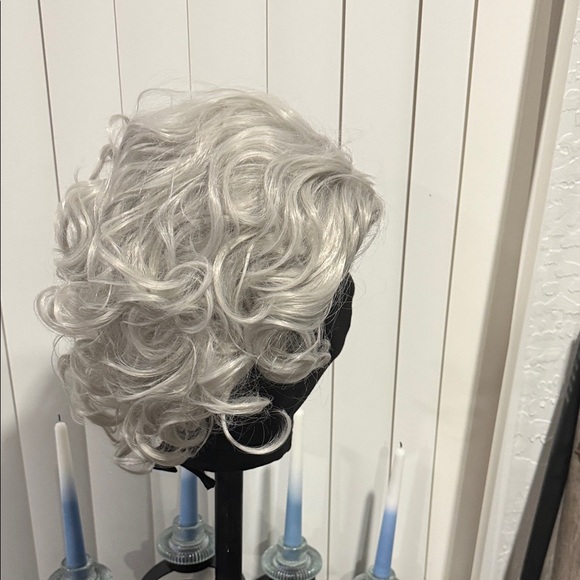 Elegant Silver Curly Wig - Picture 2 of 4